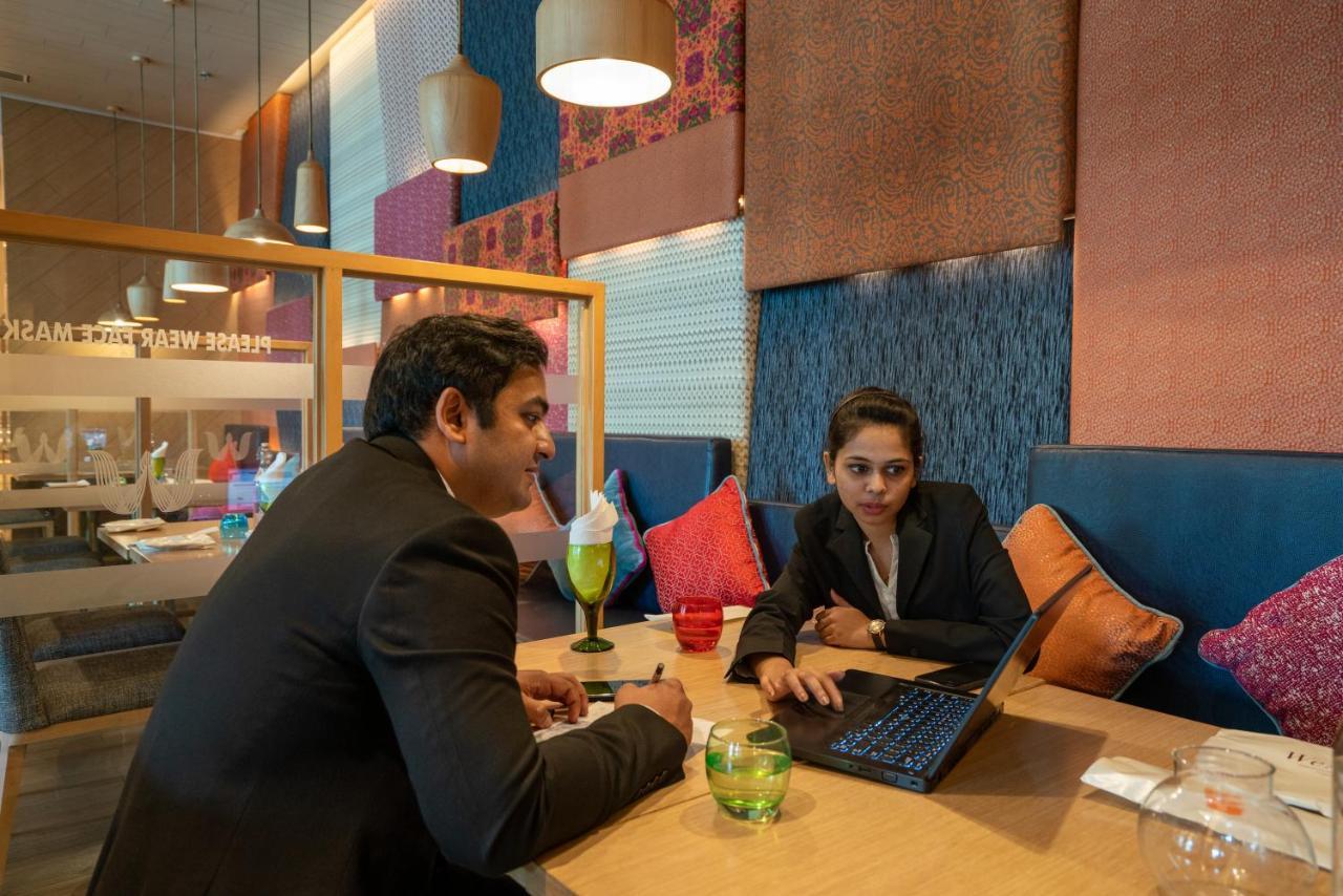 Welcomhotel By Itc Hotels, Racecourse, Kojambuttúr Kültér fotó A meeting at the business center