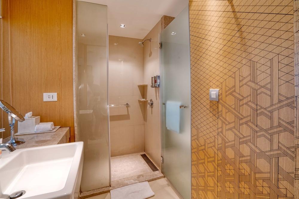 Welcomhotel By Itc Hotels, Racecourse, Kojambuttúr Kültér fotó A shower cubicle