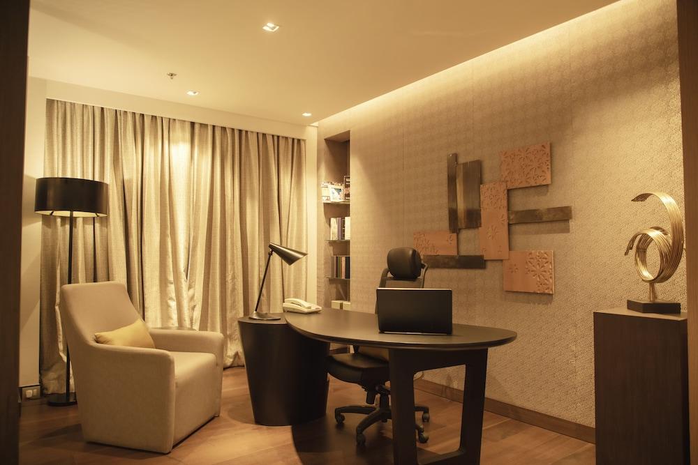 Welcomhotel By Itc Hotels, Racecourse, Kojambuttúr Kültér fotó A private office